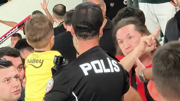 Minik taraftarın formasını zorla çıkarttıran tribün zorbası gözaltına alındı